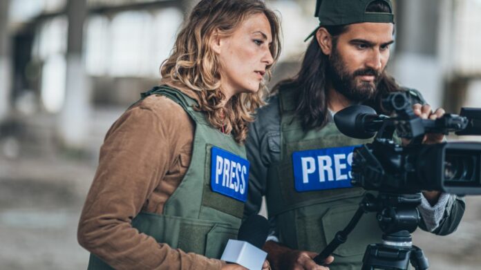Devenir journaliste études, salaire, missions