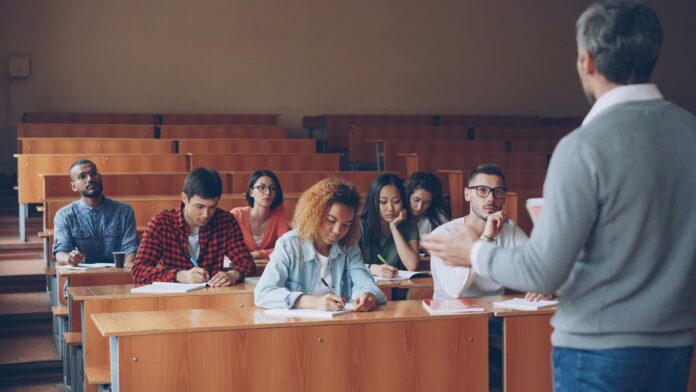 formation-pas-cher_Les micro-certifications vont-elles remplacer les diplômes traditionnels sur le marché du travail_vitaly-gariev-lxIUgdSRLLE-unsplash micro-certifications